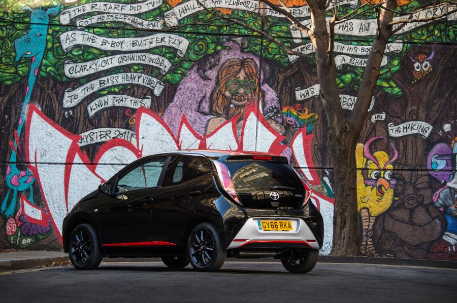  Toyota Aygo x-press 5-Door 2017 года  (UK) (фото 14 из 18)